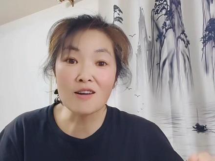 #长安二十四计豆瓣热度 《长安二十四计》爆火背后,资本早就赚麻了!
《长安二十四计》开播即屠榜,锁V都挡不住全网追剧狂潮,
但这波热度绝不是偶然,全是资本算好的赚钱局
!今天就从娱乐财经角度,拆解它的流量密码和盈利套路!
先看数据有多炸:开播前优酷预约破516万创纪录,
开播4小时播放量冲1.2亿,抖音话题播放量狂破15亿,
央视收视峰值直接干到2.2,同步在190个国家上线,海外热度比国内还高!
更狠的是招商,单集贴片广告卖280万,
总招商收益超3亿,开播前就回本六成,资本直接提前锁定利润!
它的流量密码核心就三点:
一是“顶流+戏骨”双保险,成毅半年三剧皆爆,扛剧能力让招商单价涨40%,
再加上倪大红、张涵予等八位影帝影后压阵,覆盖全年龄段观众,热度保底;
二是1.2亿真金白银砸制作,实景搭建唐城+数字复原,电影级质感戳中观众审美,每帧都能当壁纸;
三是高密度叙事适配短视频传播,一集一计五十多个反转,
随便剪个名场面都能破亿播放,自带二次传播属性。
而背后最大赢家早就藏不住了!
中南文化作为核心出品方,追加投资锁定剧集分账和IP衍生收益,A股直接沾光;
欢瑞世纪更狠,既参股出品公司拿分账,又手握成毅独家经纪约,
艺人商务价值暴涨直接增厚营收,相当于“内容+艺人”双重收割红利!
哪怕开播遭遇恶意刷一星差评,资本也根本不慌,毕竟40多家品牌赞助兜底,
付费会员拉新爆涨,后续衍生开发还能再赚1亿。
这波操作告诉我们,爆款剧从来不是运气,而是资本精准布局的结果,热度是表象,赚钱才是终极目的