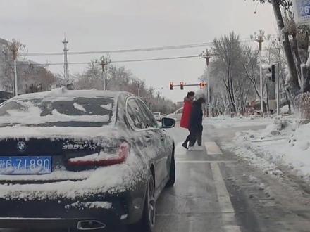 宝马走雪地打滑,#宝马 雪地模式开启
#粉丝一千万 #宝马驾驶辅助 #抖音汽车 #交通安全