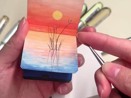 翻翻乐丙烯马克笔绘画
大家问的比较多的小本,随手揣兜里,出去玩兴致上来了随手可掏出来绘画,确实比较有意思,小本翻翻乐绘画相对来说比较简单,新手宝子也可以画出自己满意的画作~尺寸5×5的,搭配勾线笔,能画的很精细,最后祝大家都越画越好,越画越有收获!😘#翻翻乐 #丙烯马克笔#马克笔绘画