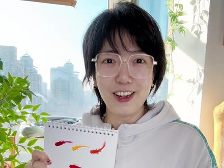太太太简单了❗新年用棉签画幸运锦鲤🐟✨ 今天又学到画画新技巧了!是新手也能学会的锦鲤画法!用棉签和油画棒就能完成,新年学会画的小插画,让你幸运一整年!#艺术在抖音 #画画 #油画棒 #简笔画 #亲子画画