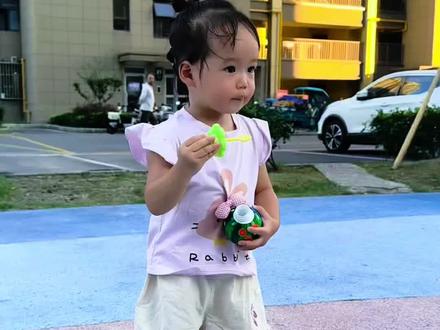 清爽舒适的爱心丸子头,短发宝宝也可以扎的发型哦!#儿童编发 #幼儿扎发教程 #小女孩怎样扎头发好看又简单#短发宝宝编发 #抖音流量