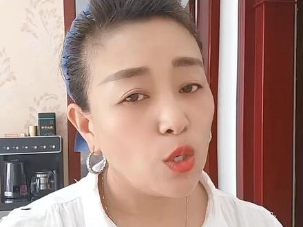 我只是摔倒了,又不是摔死了,你凭什么说我爬不起来了。 DOU+上热门我只是摔倒了,又不是摔死了,你凭什么认为我爬不起来,这大概是我听过最有力量的独白,很多时候击垮一个人的从来不是摔倒本身,而是周围人看你的眼神,那种你不行了的眼神,那种你翻不了身的笃定,那种看似关心,实则盖棺定论的语气,最残忍的不是伤痛,是被定义,好像摔倒就永世不得翻身,好像一次踉跄就宣告终身残疾,凭什么,只要还活着我就有资格从新来,你爬不起来,这句话从来不是关于你,而是关于说着,是对自己未曾摔倒的庆幸,以及他无法想象的另一种活法的无能,多数人一生都不曾知道,摔碎过又重塑的骨头,你从未断过的要重的#DOU上热门@DOU+小助手 #抖音二创激励计划 #人生感悟 #对口型