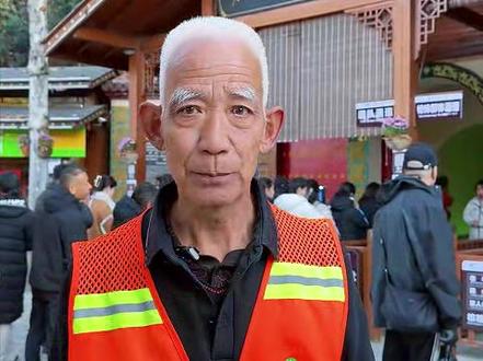 河南保洁大爷口误频出的反向宣传火了!网友:被第一句“傻子们”硬控住了。(来源:新华社、洛阳鸡冠洞景区)