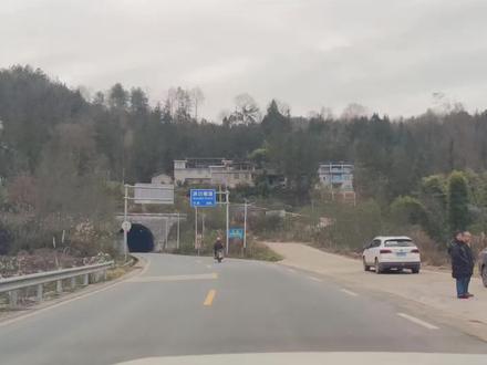 穿过隧道就到洪口街道
一道美丽的风景线 美丽的洪口有很多神奇的传说 原创视频