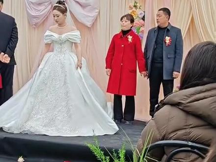 儿子,儿媳婚礼圆满成功,感谢各位前来贺喜的亲朋好友,感谢各位帮忙的乡里乡亲,感谢亲家,亲家母为我们培养的好儿媳,祝大家在二零二六以及以后的日子顺风顺水顺财神,家顺业顺百事顺。