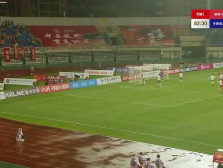 八强赛第一回合铜梁火龙VS丰都南天湖 第82分钟,铜梁火龙队率先头球得分。凭借这一进球,铜梁龙在八强赛第一回合的较量中以1:0战胜丰都南天湖#渝超