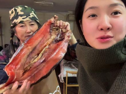 大马哈一鱼三吃:鱼头鱼尾炖萝卜-清蒸-煎炸 清蒸和煮汤时尽量少放调料,突出鱼胚本身的鲜味;香煎时裹粉不宜过厚!#大马哈鱼洄游 #大马哈鱼的做法