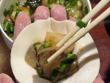 包饺子慢动作实录 脑子:我会了
手:在努力了
#包饺子 #包饺子手法教程 #元宝饺子 #饺子的花样包法 #过年包饺子