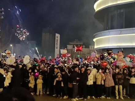 视频拍摄于2023年12月31长垣银河新天地#助手抖音 #跨年 #气球 #烟花🎆 #现场版live