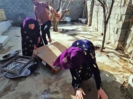 女子在家横行霸道,卢卡要把女子赶走,女子要挟卢卡了