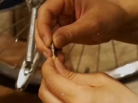 童年换气门芯,有没有用口水蘸过气门芯呢?#童年回忆 #童年 #经典怀旧