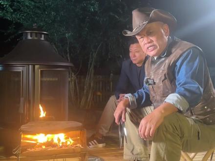 之前的石板烤肉,很多人都问,石板会不会炸? 烤完你就知道了。#烧烤界的扛霸子 #野外美食