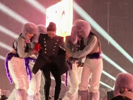 孙悦元宵晚会摔倒,临场反应能力堪称教科书,网友大赞控场能力强 #舞者 #高音 #孙悦 #元宵晚会 #孙悦唱的每首歌都能跟唱