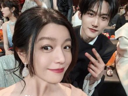 谁懂陈妍希周柯宇“TA拍的”含金量啊!#陈妍希周柯宇出发图是对方拍的#华为MateX7 #越展开越心动 #陈妍希周柯宇超萌合拍