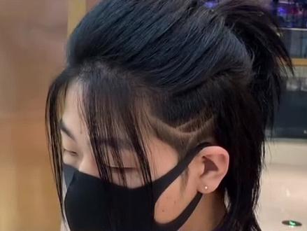 同样都是武士头你觉得哪个好看?#双11拿捏大全 #好险兔子舞挑战 #保暖服饰看我的 #双十一的酷炫姿势 @DOU+小助手