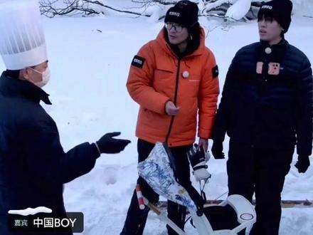 Tim和中国BOY画了个厨师,真成了,哈哈哈~ Tim和中国BOY的雪地生存过得越来越好,画了个厨师,没想到真让AI和网友兑现成功了,有厨师亲自过来做菜(虽然营地的物资和环境比较有限),一会估计可以吃顿好的,哈哈哈!#影视飓风 #tim #Tim雪地生存100小时 #links #中国BOY