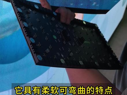 LED显示屏&LED柔性屏安装视频 1. 铝型材的组装:首先,需要将铝型材进行组装,确保框架的稳定性和结构强度。
2. 单元板的安装:接着,按照由下向上、由右向左的顺序,将柔性LED显示屏单元板安装到铝型材框架上。单元板的高度可以通过四角的磁盘螺母进行调节,以确保整个显示屏的平整度和稳定性。
3. 开关电源的安装与连接:然后,安装开关电源,并将其固定在型材内的合适位置,通常放在柔性LED显示屏下方的型材上。将开关电源的5V电源线连接到单元板的电源插座上,注意电源的正负极性不能接反。
4. 接收卡的安装与连接:在柔性LED显示屏框架的右侧适当位置安装接收卡,并连接好供电电源和接收卡与单元板之间的信号线。按照由右向左的顺序,用排线将单元板连接起来。
5. 显示卡和发送卡的安装与连接:接下来,按照对应的插座安装柔性LED显示屏的显示卡和发送卡,并用螺丝固定。显示卡和发送卡之间用扁平线连接。然后,将显卡驱动程序光盘插入光驱,进入自动安装状态,按照提示操作完成安装。#led显示屏 #led屏创意 #LED屏 #led屏幕 #led屏安装