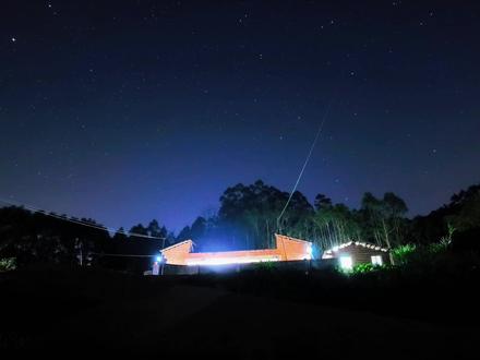 大疆action5pro星轨拍摄教程 5个小时的拍摄成为这短短的十几秒。
今天来跟大家分享一下超级浪漫的星轨拍摄教程。
①前期准备:
相机:大疆action5pro(有延时拍摄的设备都可以)
三脚架:稳定相机,避免拍摄过程中的抖动,这是拍出清晰星轨的关键。
充电宝:提供稳定续航,避免拍摄没电。
②拍摄地点:
远离城市光污染的地方,比如山顶、沙漠、草原等空旷地带。可以通过光污染地图提前查询合适的地点。
③拍摄参数:
快门速度:单张照片快门速度不宜过长,一般20-30秒,防止星星拖线。
ISO:根据现场环境光来设置,一般在3200-6400之间。
拍摄方法:
采用延时摄影的方式,设置拍摄间隔为20-30秒,连续拍摄5小时,拍摄间隔越小合成后的星轨越长。
④后期处理:
将拍摄的照片导入后期软件,如AE、LR等,通过残影功能合成星轨。
还可以对视频进行调色、对比度、饱和度等调整,让星轨更加绚丽。
拍摄星轨是一件非常有成就感的事情,当你看到自己亲手拍摄出的璀璨星轨,一定会被宇宙的浩瀚所震撼。#星空星轨 #星空 #教程 #大疆action5pro #青年创作者成长计划