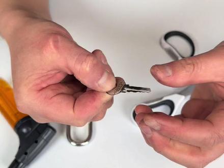 这样自制的备用钥匙真能开锁吗?咱来试试!#测评 #自制备用钥匙 #生活小妙招