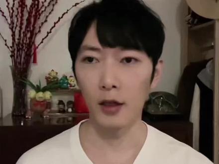 一个视频说清楚泛滥的金彩虎皮鹦鹉是什么;这是第一次拍的视频,没有注意到光线太暗,所以后期处理看上去有些怪,请见谅
#虎皮鹦鹉 #鹦鹉 #真实生活分享计划