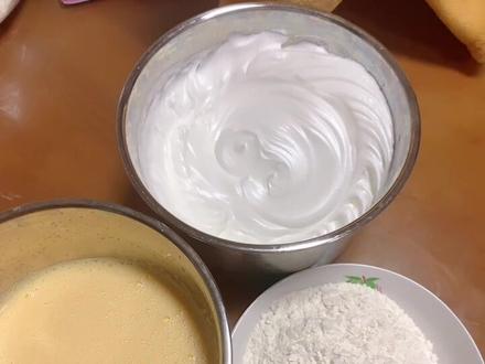 还是有人不会做蛋糕,你们打鸡蛋的时候一定要小心,蛋黄不要掉蛋清里面,如果掉进去了拿一个勺子捞出来,蛋黄打完的时候打蛋器要洗一下然后擦干继续打蛋清,还有好多宝宝说蛋黄打了好多泡泡好奇怪,有小泡泡是正常的没事的哦#电饭煲蛋糕教程#家庭自制蛋糕 #甜品美食