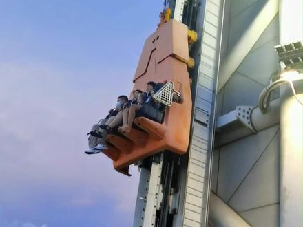 玩的就是心跳 #极限运动 #高空挑战 广州塔上距离地面480米的升降