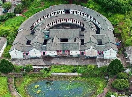 客家围龙屋和四合院一样,都很讲究,三堂三围八横结构,了解一下~#客家围龙屋