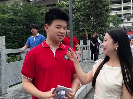 直击高考现场,采访考生的第一感受!采访到的情况是语文试卷作文比较难~(各位考生你们作文发挥怎么样打在评论区)
#宜昌婚礼主持人聪聪 #全国高考首日#24小时直击高考 #考生刚出考场直击高考现场#2026年高考