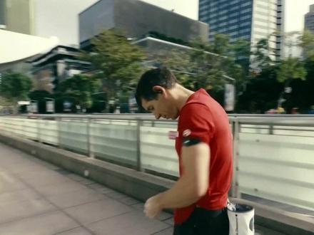 老外挑战中国台北101彻底封神 一个外国小哥徒手爬中国台北101的视频在外网火了,老外们看得手心冒汗,直呼这是人类极限。有网友评论说:“这简直是现实版蜘蛛侠,太疯狂了!” 看来不管在哪,这种不要命的挑战都能让人看呆。#101