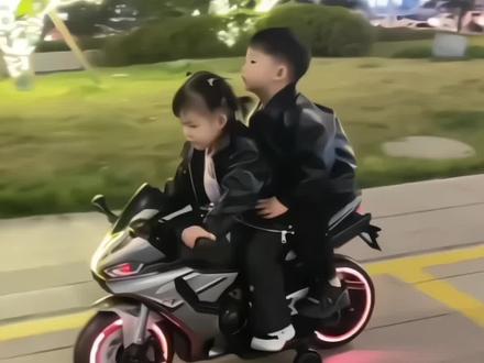 不建议小孩子玩这个,因为我小时候玩的是泥巴🤭#机车男孩 #抖in潮童计划 #这条gai最靓的仔#新年礼物 @DOU+小助手 @抖音星探家 @抖音小助手