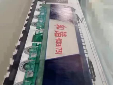 绘画和谐电力机车煤炭大列共60节车皮。
