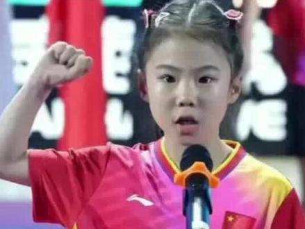 2024年7月9日—10日山东威海少儿乒乓中韩对抗赛,王楠女儿笑笑代表运动员庄严宣誓,此刻,她身穿印有国旗的赛服,努力为国争光的使命感油然而生。8岁的笑笑第一次参加国际比赛,激动又紧张,5点早早起床,比赛从早上8点半打到晚上7点半,结束上午三场团体赛后,下午5个小时九场赛足足打满40局,平均一小时8局,马不停蹄连轴转。由于比赛强度大。其他人都已排队下班时,笑笑最后一场赛才刚刚开始,在体力消耗严重的情况下,笑笑硬是凭借着顽强的意志力赢下最后一场。
对手18名韩国选手只有两名和笑笑同龄,其他全是大她两三岁的小姐姐,身高球龄都不占优势的笑笑只能去拼。12场比赛7胜5负的战绩令人称赞。若有人问场上这些小朋友累不累,答案肯定累,但他们依然都在坚持,此刻他们不是为自己而战,是为国而战。这次比赛对于笑笑和其他小朋友来说,都有着非同寻常意义。大家是否有看到小孙颖莎的影子?#笑笑 #中国乒乓球 #王楠女儿 #2024继续追随你孙颖莎 #中韩