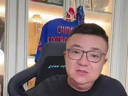 整整九年的师徒情,三天就撕得一干二净!董路千字长文官宣和孙臣曦一家彻底断交,看得人无比唏嘘。当年董路无偿提供平台,包下欧洲多国拉练与曝光资源,没合约没高收费,真心托举孩子成长。后来孙家执意早早走纯职业路线,和清华附中的规划相悖主动离队#易球成名计划 #实况足球手游 #随时随地实况开踢 #董路 #足球小将