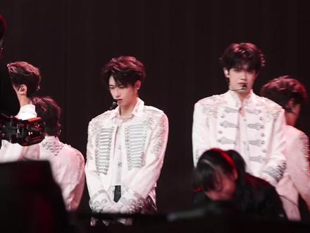 TOP登陆少年澳门演唱会《命》舞台后劲太大了!
没有多余的花哨,全是实打实的舞台实力。
少年们用坚定的嗓音唱出态度,每一句都充满力量,舞台表现力直接拉满。
热血又戳心,把少年独有的棱角与热血展现得淋漓尽致。
这场舞台真的值得循环无数遍!
#TOP登陆少年团 #命FATE #澳门演唱会 #浪漫主义