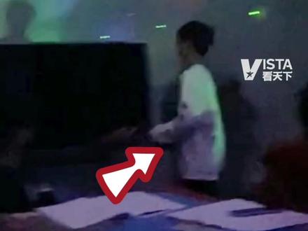 11月14日,江苏连云港。高校#男生想向女生表白,单膝下跪的一瞬间才发现跪错了人😂