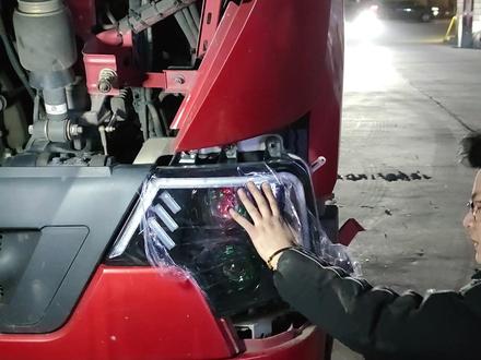 适用于豪沃T7H豪华版双透镜LED大灯装车视频#货车灯具 #重卡led车灯 #豪沃t7h #豪沃t7h全led大灯总成 @DOU+小助手 #车灯升级