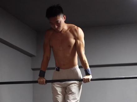 解锁了第一个双力臂,可以通过三个练习突破第二个#双力臂 #街头健身