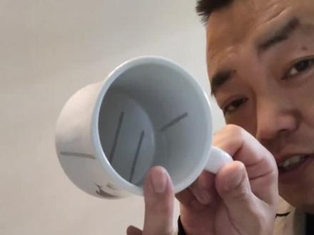 卫生间既然刷了防水还返潮,掉墙皮,我们就把刷防水的钱省下,填缝。一次性解决问题#卫生间漏水免砸砖 #二排暗漏不可取 #卫生间漏水