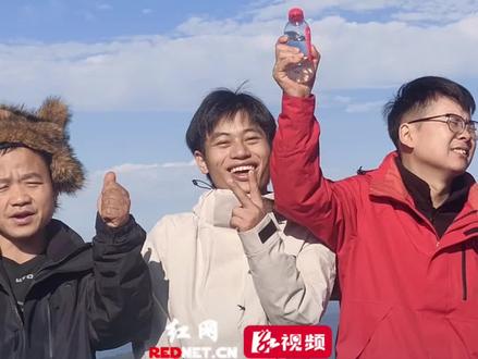 11月20日,湖南张家界,荒野求生休整日第二天,“荒野天团”终于正经旅次游了!14名选手集体亮相,打卡张家界七星山。#荒野求生