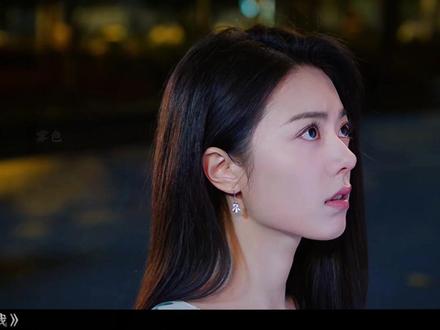 与暗恋学长告别后,总部空降的他点亮了深夜办公室的灯。 #骄阳似我 #宋威龙 #赵今麦 #电视剧解说 她逃开家族企业当工厂小妹,他已是银行精英见客户。当室友抱怨厂里没有帅哥时,新来的医生经理在深夜办公室,遇见了钻在桌下修网线的她——而一年前,他曾在招聘会上见过她的简历。