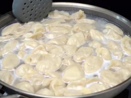 用冬瓜包饺子真是太好吃了,教你正确调馅方法,一口一个真解馋
#在家做美食 #冬瓜饺子 #教你调馅方法 #好吃