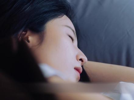 第16集 原来真正爱一个人就是会接受她的所有!陈麦冬温柔的帮庄洁安装假肢,庄洁脆弱的内心被彻底治愈!#一看就停不下的好剧 #春色寄情人 #李现 #周雨彤 #好剧推荐 #因为一个片段看了整部剧 #二创