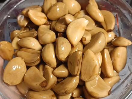 醋蒜的做法,新鲜的大蒜经过陈醋的浸泡,又酸又脆,馋了