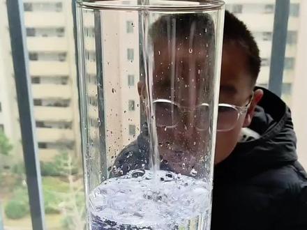 纸桥承重挑战|越玩越聪明🤯
娃直呼神奇的纸桥承重实验来啦!
不用胶水,就靠折纸变形,平平无奇的小尺寸纸桥秒变“大力士”💪
折瓦楞、卷纸筒、搭三角桁架,三种结构挨个试,看谁能稳稳托住整杯水!
边玩边懂结构力学的小秘密,亲子互动+科学启蒙直接拉满~
快带娃挑战,看看你们的迷你纸桥能撑住多少水!
#儿童科学实验 #科学启蒙 #纸桥承重挑战 #动手动脑#科学实验大玩家