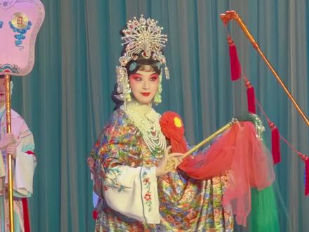 ✨整理了这些年在京剧舞台上饰演的部分角色,
每一个角色,都是我亲自演的,用心打磨了无数个日夜。台前唱戏,台下教学,只因热爱,便一直坚守❤️#京剧 #梅派 #弘扬戏曲文化 #国粹 #戏曲传承