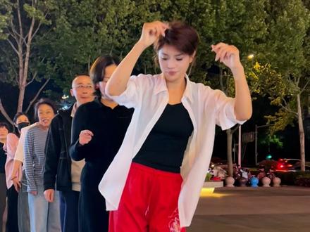 夜幕降临,广场上晚风习习,《目瑙纵歌》的音乐一响起就特别有感觉。
这支舞蹈源自云南景颇族,是很有特色的传统民族舞。
大家跟着节奏自在起舞,步调整齐又默契,不用讲究什么排场,就在普通广场上随心舞动。
感受不一样的民族风情,用跳舞的方式感受传统民俗文化,既放松身心又热闹好看#目瑙纵歌 #爱跳舞的我们走到哪里都是舞台 #广场舞#焦点舞团#日照阿焦@日照阿焦
