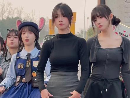 冰山美人一秒破功~~#成都欢乐谷闪耀欢禧节#甜妹 #女团 #抖出你的公主范儿 #一繁