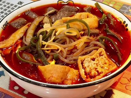 云南版麻辣烫,豆腐皮、豆泡、海带丝,全吸满了汤汁,嗦一口粉,鲜、辣、香在嘴里炸开,超辣超过瘾!#分享家乡美食 #街头美食 #云南美食 #麻辣烫 #本地人爱吃的店