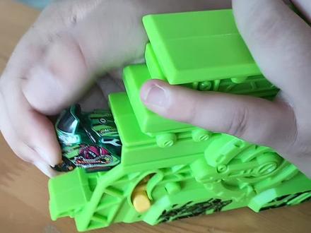 谁会玩这个搜狗摩托车,这个小摩托怎么塞不进去