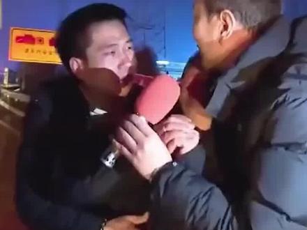 17吨苹果过绿通被拦,只因车上有一张篷布,收费员:您混装必须缴纳3570元 #绿色通道 #卡车司机 #苹果